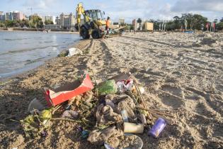 Operativo de limpieza en la playa Ramírez por la celebración de Iemanjá