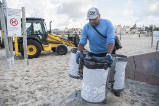 Operativo de limpieza en la playa Ramírez por la celebración de Iemanjá