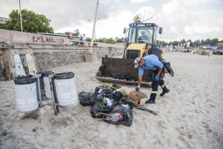 Operativo de limpieza en la playa Ramírez por la celebración de Iemanjá Operativo de limpieza en la playa Ramírez por la celebración de Iemanjá