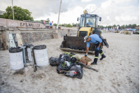 Operativo de limpieza en la playa Ramírez por la celebración de Iemanjá