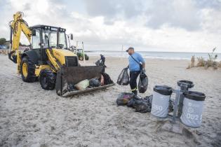 Operativo de limpieza en la playa Ramírez por la celebración de Iemanjá