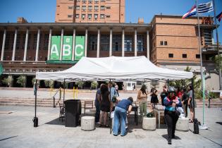 Puesto de hidratación en la Explanada de la Intendencia TEXTO ALTERNATIVO