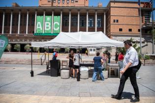 Puesto de hidratación en la Explanada de la Intendencia TEXTO ALTERNATIVO