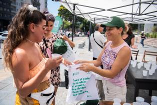 Puesto de hidratación en la Explanada de la Intendencia TEXTO ALTERNATIVO