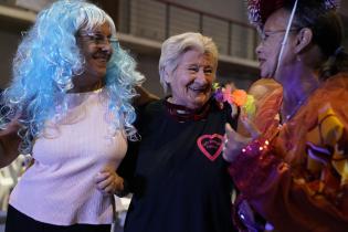 Baile de cierre de las actividades de verano de personas mayores Baile de cierre de las actividades de verano de personas mayores