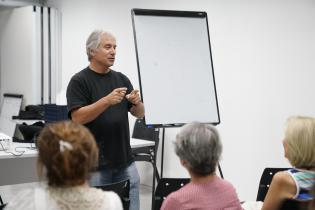 Reunión con vecinos, vecinas y concejales del Municipio C por el programa Montevideo se Ilumina