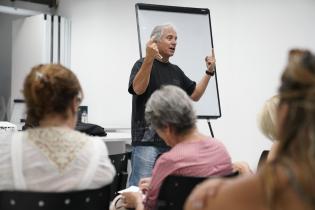 Reunión con vecinos, vecinas y concejales del Municipio C por el programa Montevideo se Ilumina Reunión con vecinos, vecinas y concejales del Municipio C por el programa Montevideo se Ilumina