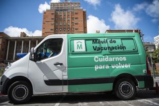 Jornada de vacunación por covid-19 en la explanada de la Intendencia de Montevideo