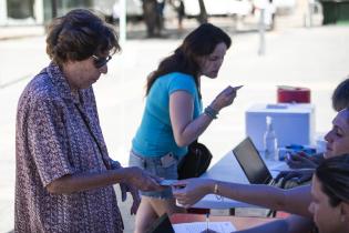 Jornada de vacunación por covid-19 en la explanada de la Intendencia de Montevideo