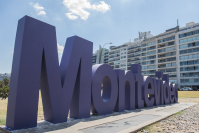 Intervención en letras de Montevideo por el mes de la mujer 2023