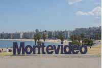 Intervención en letras de Montevideo por el mes de la mujer 2023