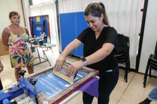 Jornada de serigrafía en Cedel Casavalle en el marco del Mes de la Mujer Jornada de serigrafía en Cedel Casavalle en el marco del Mes de la Mujer