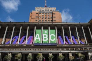 Fachada de la Intendencia de Montevideo en el marco del Mes de la Mujer