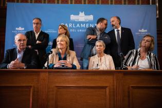 Presentación de escrito de la Intendenta Carolina Cosse al Senado de la República