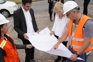 Recorrida de la intendenta Carolina Cosse por obras del programa «Montevideo se ilumina» en el Prado