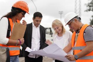 Recorrida de la intendenta Carolina Cosse por obras del programa «Montevideo se ilumina» en el Prado