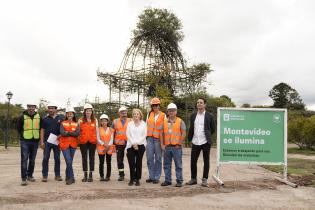 Recorrida de la intendenta Carolina Cosse por obras del programa «Montevideo se ilumina» en el Prado