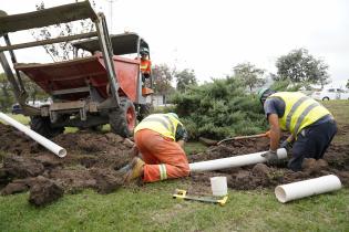 Recorrida de la intendenta Carolina Cosse por obras del programa «Montevideo se ilumina» en el Prado