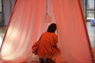 Instalación artística sensorial «Estrategias para deslizar la piel» en el marco de Insumisx Instalación artística sensorial «Estrategias para deslizar la piel» en el marco de Insumisx