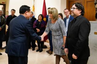 Declaración de Visitante Ilustre de Montevideo a Vương Đìn Declaración de Visitante Ilustre de Montevideo a Vương Đình Huệ, presidente de la Asamblea Nacional de Vietnam ,27 de abril de 2023
