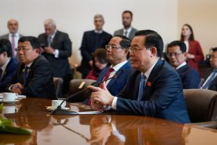 Declaración de Visitante Ilustre de Montevideo a Vương Đìn Declaración de Visitante Ilustre de Montevideo a Vương Đình Huệ, presidente de la Asamblea Nacional de Vietnam ,27 de abril de 2023