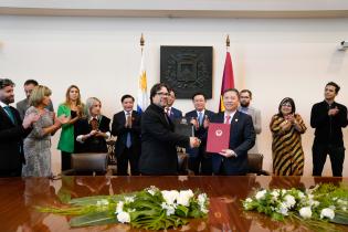 Declaración de Visitante Ilustre de Montevideo a Vương Đìn Declaración de Visitante Ilustre de Montevideo a Vương Đình Huệ, presidente de la Asamblea Nacional de Vietnam ,27 de abril de 2023