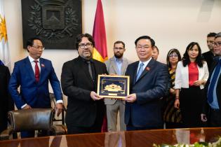 Declaración de Visitante Ilustre de Montevideo a Vương Đìn Declaración de Visitante Ilustre de Montevideo a Vương Đình Huệ, presidente de la Asamblea Nacional de Vietnam ,27 de abril de 2023