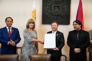 Declaración de Visitante Ilustre de Montevideo a Vương Đìn Declaración de Visitante Ilustre de Montevideo a Vương Đình Huệ, presidente de la Asamblea Nacional de Vietnam ,27 de abril de 2023