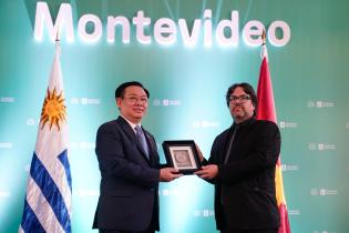Declaración de Visitante Ilustre de Montevideo a Vương Đìn Declaración de Visitante Ilustre de Montevideo a Vương Đình Huệ, presidente de la Asamblea Nacional de Vietnam ,27 de abril de 2023