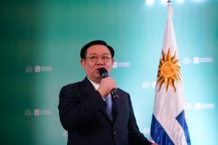 Declaración de Visitante Ilustre de Montevideo a Vương Đìn Declaración de Visitante Ilustre de Montevideo a Vương Đình Huệ, presidente de la Asamblea Nacional de Vietnam ,27 de abril de 2023