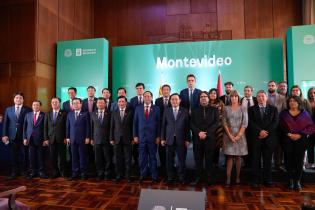 Declaración de Visitante Ilustre de Montevideo a Vương Đìn Declaración de Visitante Ilustre de Montevideo a Vương Đình Huệ, presidente de la Asamblea Nacional de Vietnam ,27 de abril de 2023