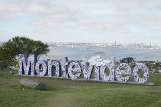 Intervención en letras de Montevideo en el marco del mes de la Memoria Intervención en letras de Montevideo en el marco del mes de la Memoria