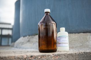 Toma de muestra de agua por parte de OSE en pozo del MAM Toma de muestra de agua por parte de OSE en pozo del MAM