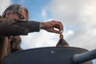 Toma de muestra de agua por parte de OSE en pozo del MAM