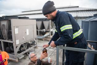 Toma de muestra de agua por parte de OSE en pozo del MAM Toma de muestra de agua por parte de OSE en pozo del MAM