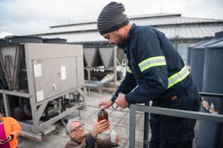 Toma de muestra de agua por parte de OSE en pozo del MAM