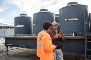 Toma de muestra de agua por parte de OSE en pozo del MAM Toma de muestra de agua por parte de OSE en pozo del MAM
