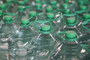 Carga de bidones de agua en el Modelo Abierto