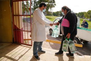 Entrega de bidones de agua en policlìnica INVE 16 Entrega de bidones de agua en policlìnica INVE 16