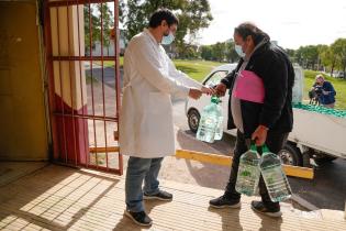 Entrega de bidones de agua en policlìnica INVE 16