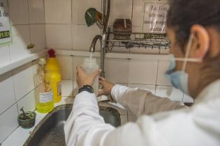 Toma de muestra de agua en policlínicas municipales