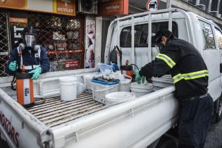 Fumagación en bocas de tormenta en parques y plazas