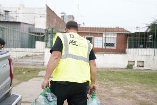 Reparto de agua a merenderos