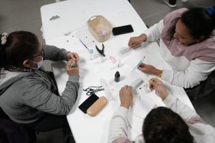 Capacitación de manicura en el marco del Fondo Por Más