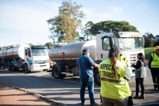 Apoyo de la Intendencia a OSE en el reparto de agua por crisis hídrica