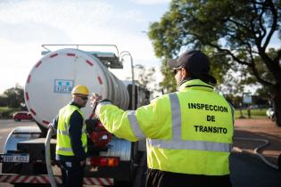 Apoyo de la Intendencia a OSE en el reparto de agua por crisis hídrica