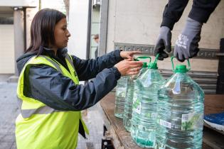 Entrega de bidones de agua a jubilados que viven en los complejos habitacionales del BPS