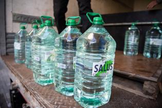 Entrega de bidones de agua a jubilados que viven en los complejos habitacionales del BPS