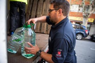 Entrega de bidones de agua a jubilados que viven en los complejos habitacionales del BPS