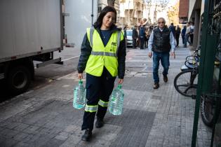 Entrega de bidones de agua a jubilados que viven en los complejos habitacionales del BPS